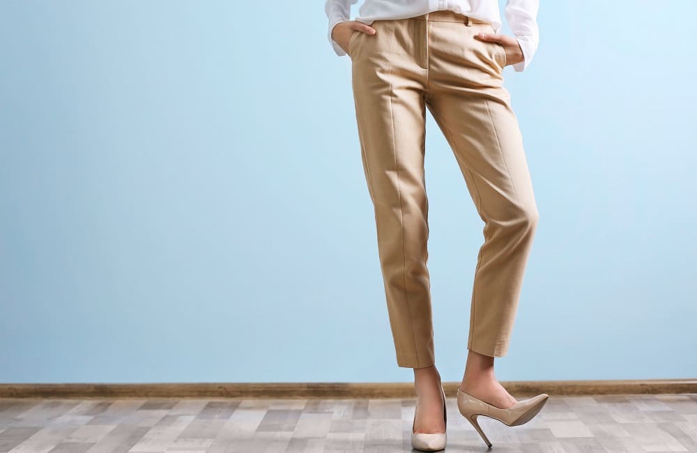 Damska stylizacja do biura — 5 powodów, dla których warto nosić spodnie