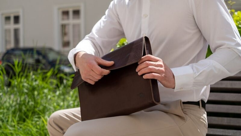Poradnik zakupowy – jak wybrać idealną torbę skórzaną męską?