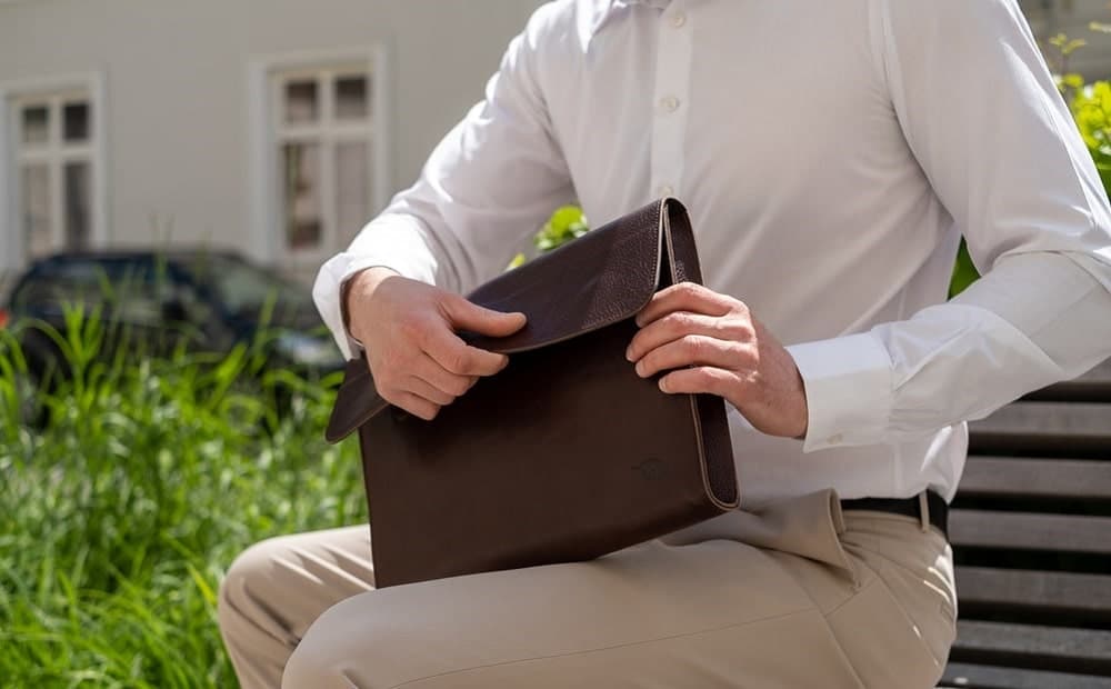 Poradnik zakupowy – jak wybrać idealną torbę skórzaną męską?