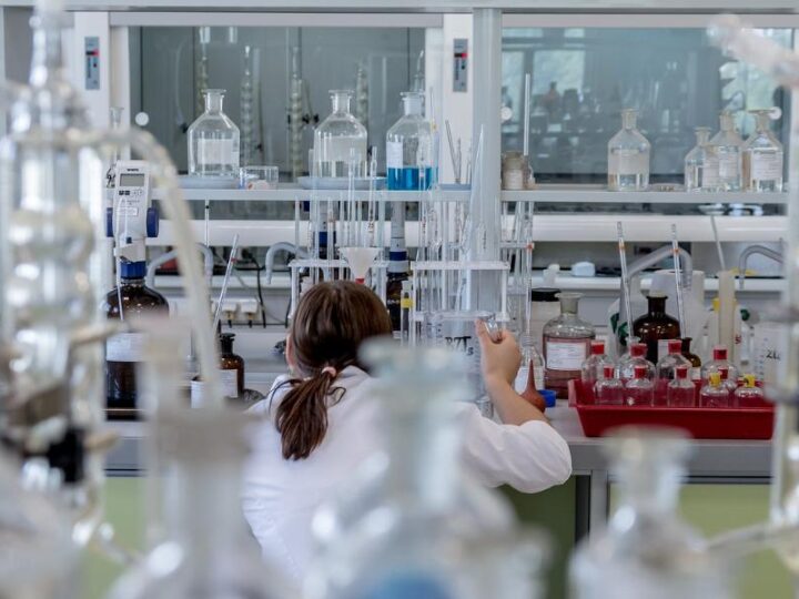 Rola mikrobiomu w zdrowiu mózgu: Jak mikroflora jelitowa wpływa na naszą psychikę i funkcje poznawcze