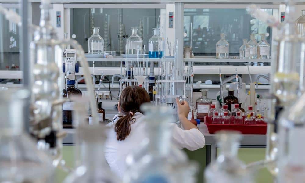 Rola mikrobiomu w zdrowiu mózgu: Jak mikroflora jelitowa wpływa na naszą psychikę i funkcje poznawcze