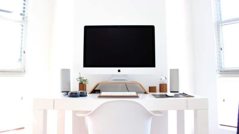 Jak sprytnie zaaranżować biurko w małym mieszkaniu? Pomysły i inspiracje