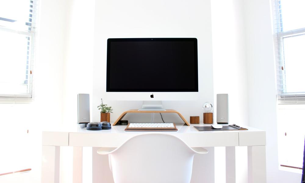 Jak sprytnie zaaranżować biurko w małym mieszkaniu? Pomysły i inspiracje