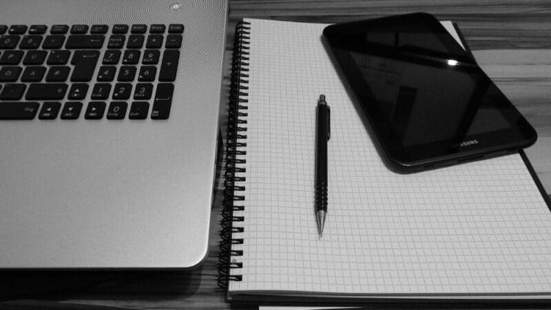 Jak zorganizować ergonomiczne biuro w domu? Praktyczne wskazówki dla komfortowej pracy