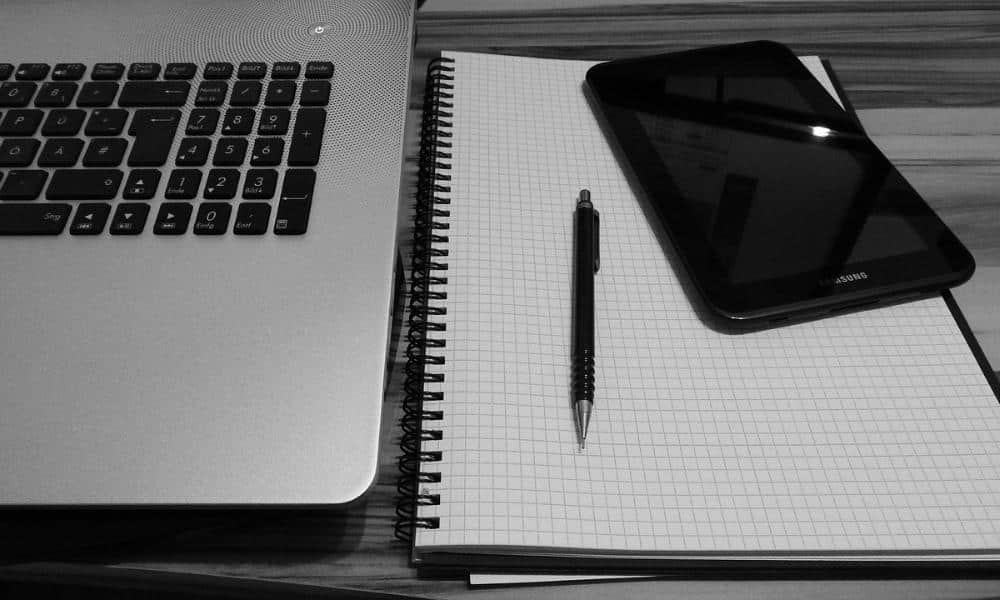 Jak zorganizować ergonomiczne biuro w domu? Praktyczne wskazówki dla komfortowej pracy