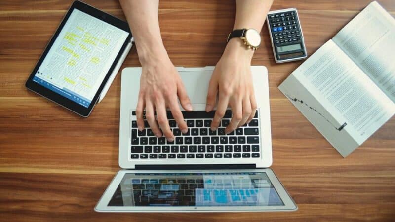 Technologia smart w domowym biurze – co warto mieć?