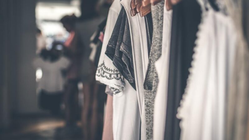 Jak łączyć kolory w stylizacjach? Praktyczny poradnik dla każdego