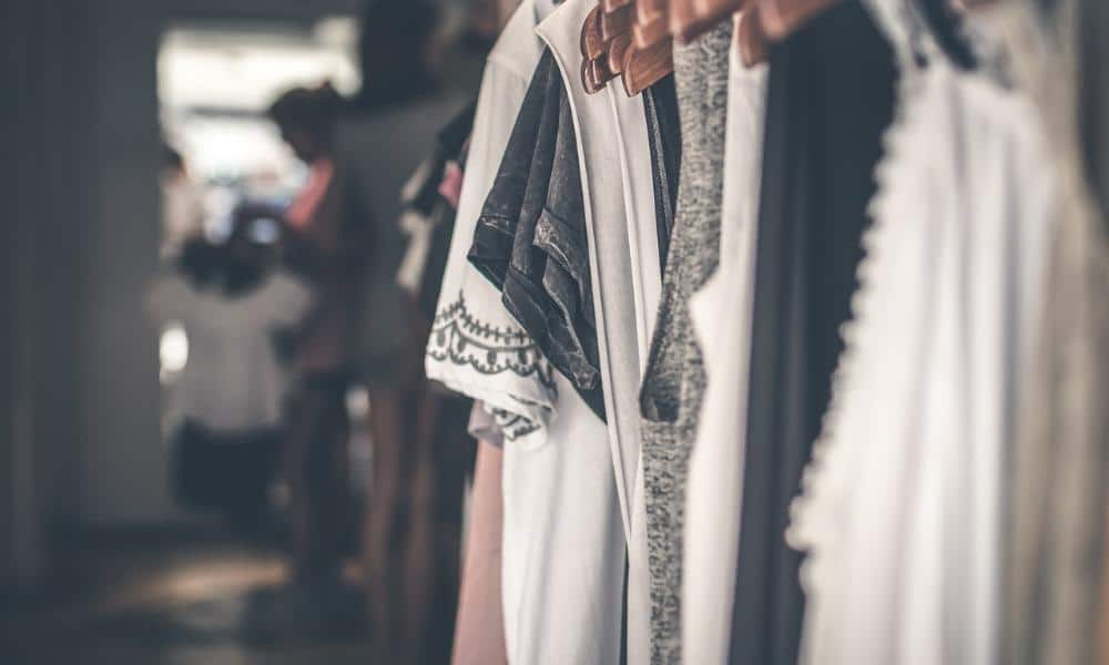 Jak łączyć kolory w stylizacjach? Praktyczny poradnik dla każdego