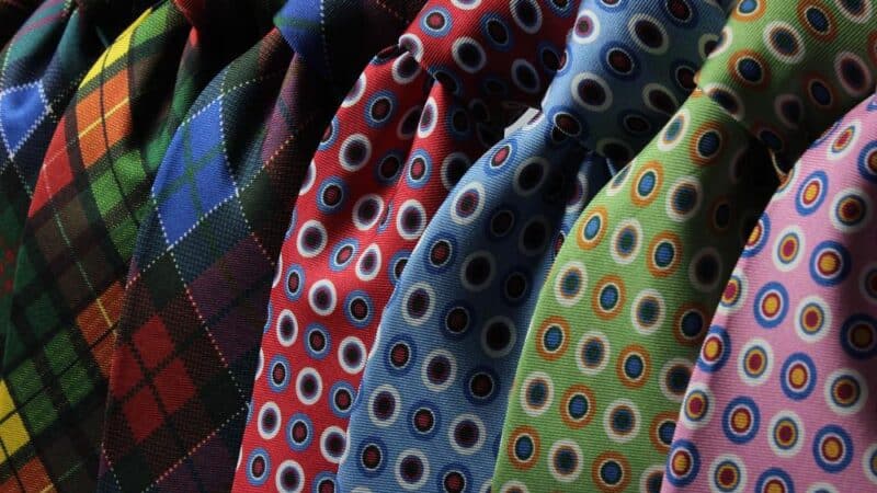 Modowy wehikuł czasu: jak historia napędza współczesne trendy i style